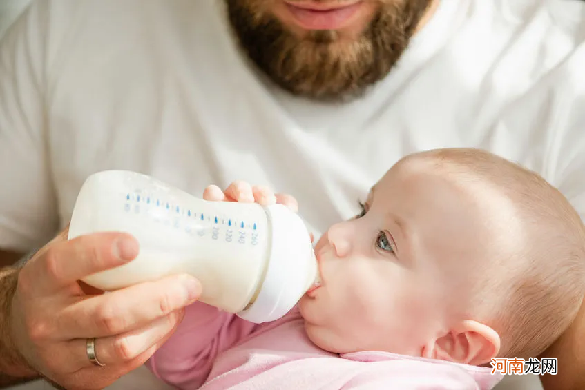 婴儿很饿但是抗拒吃奶瓶 宝宝不吃奶瓶怎么办
