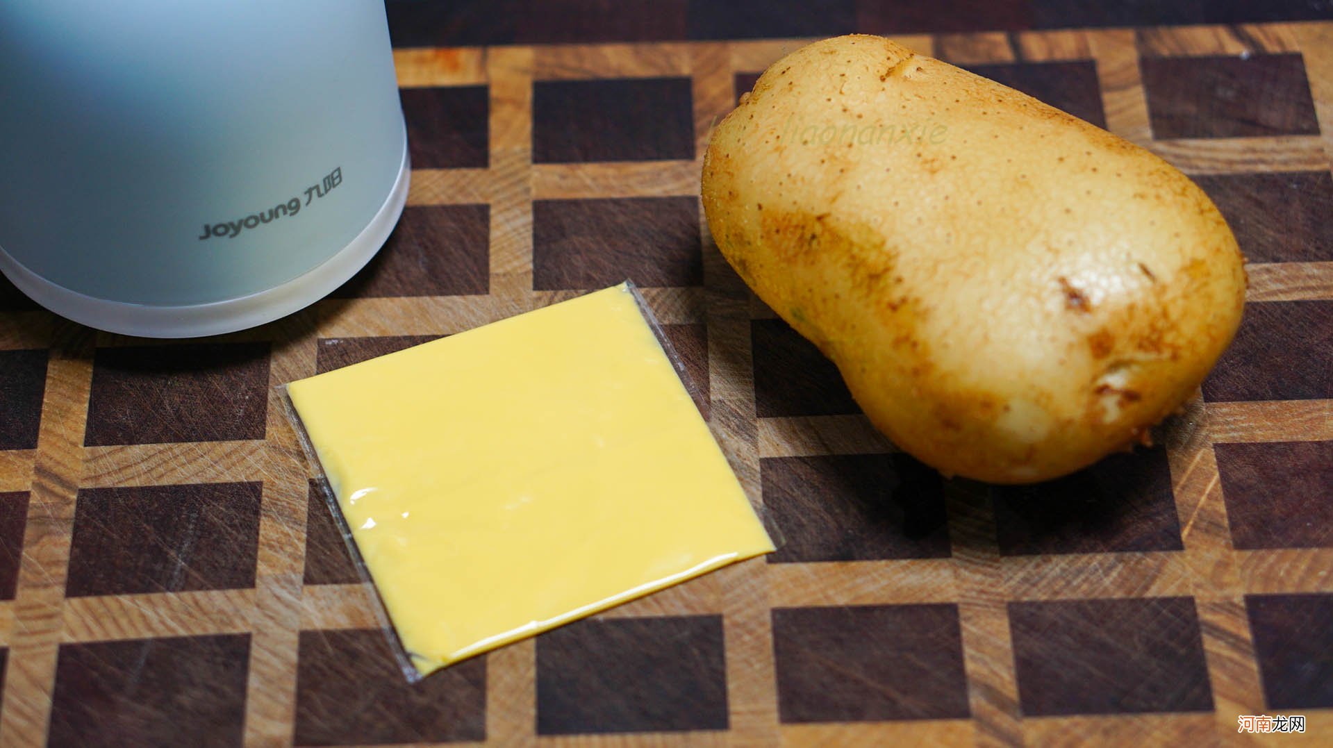 用半个土豆给宝宝做一碗辅食，香浓丝滑百吃不厌，奶酪一定要放