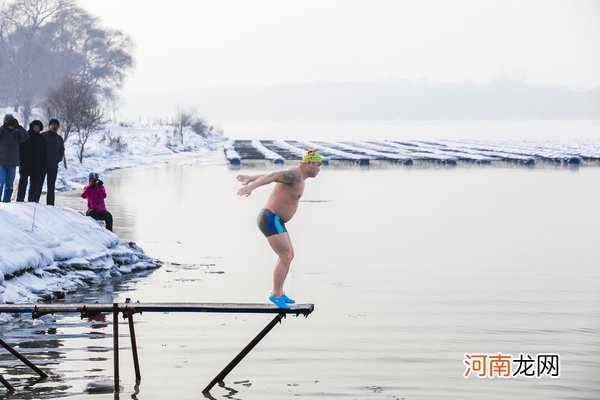 冬泳对身体真的好吗 冬泳有什么好处