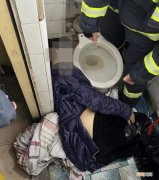 温州男子被马桶卡头一整晚，朋友清晨发现后报警求助