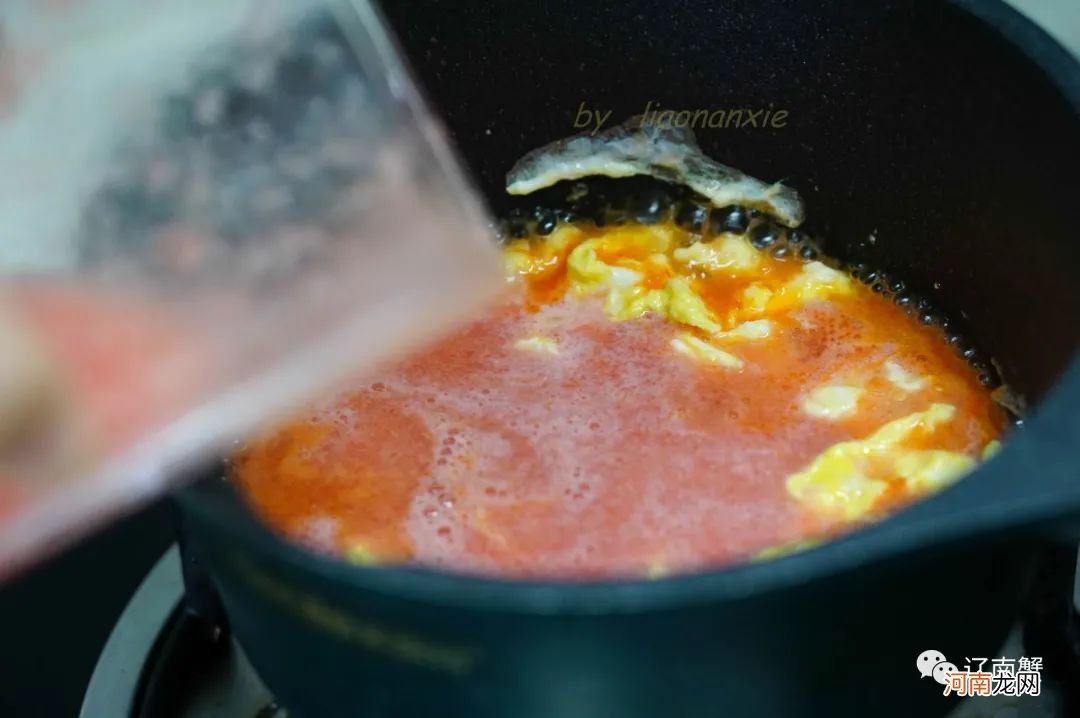 给宝宝做西红柿疙瘩汤，这个步骤不能省，不油腻味清甜，非常好吃