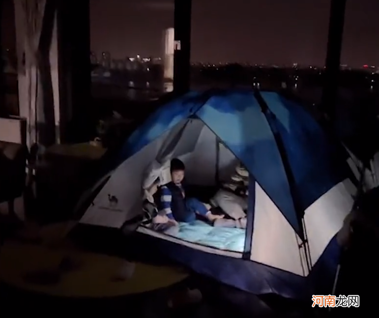 上海三孩家庭被封，竟在阳台划船露营野餐！看到野餐垫网友更酸了