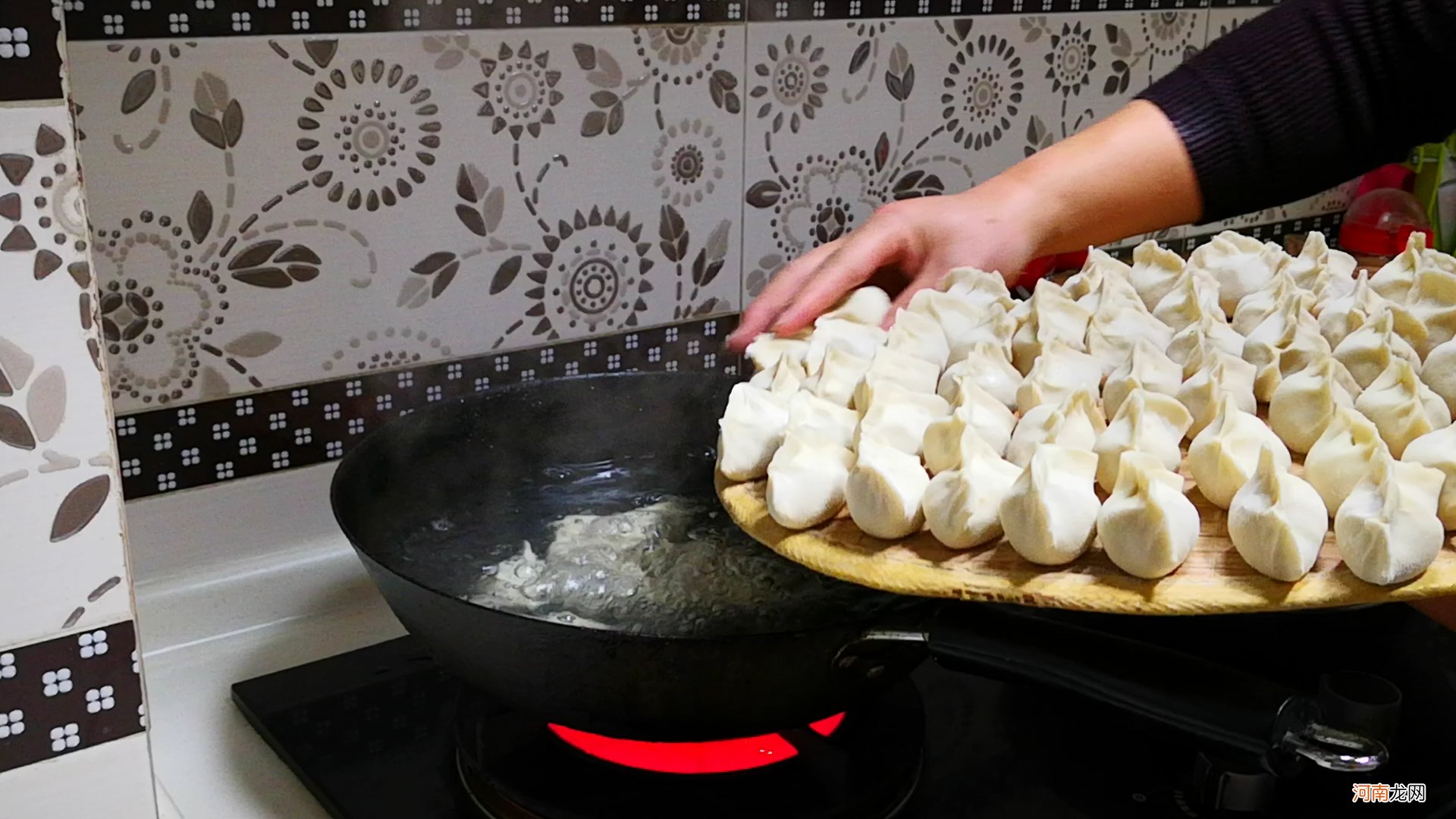 煮饺子用冷水还是热水 新鲜饺子怎么煮几分钟