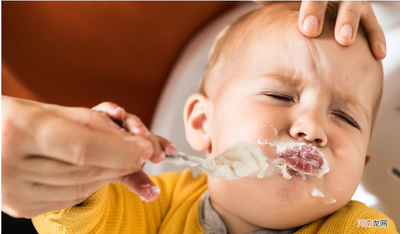 孩子独立吃饭也有黄金期，错过就只能喂，4步法训练娃自己吃饭