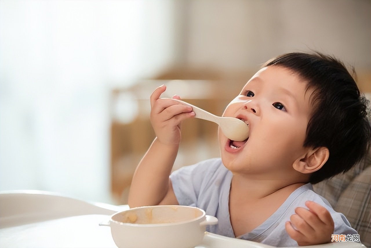 孩子独立吃饭也有黄金期，错过就只能喂，4步法训练娃自己吃饭