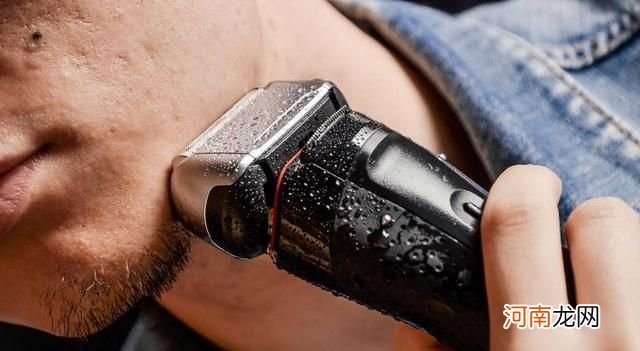 电动剃须刀的正确使用方法 电动剃须刀怎么用刮的干净
