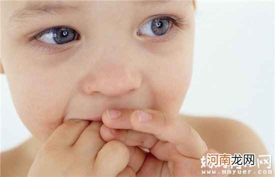 宝宝爱吃手指+咬人 家长须知婴儿口欲期该如何处理
