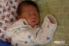 宝宝的屁股像“漏斗”！究竟新生儿吃母乳一天拉几次？