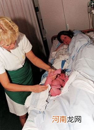 丹麦妈妈水中分娩老公全程陪产的过程图片
