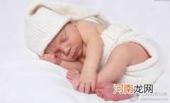 坐月子宝宝晚上睡觉吃几次奶，要叫醒宝宝吃奶吗？