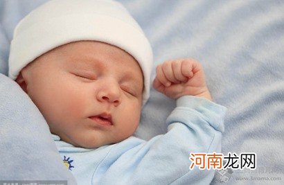 坐月子宝宝晚上睡觉吃几次奶，要叫醒宝宝吃奶吗？