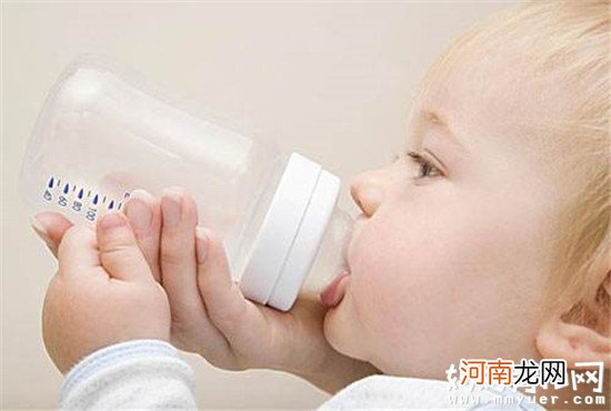 欲知吃奶粉的宝宝一天喝多少水 两种估算方法来帮忙