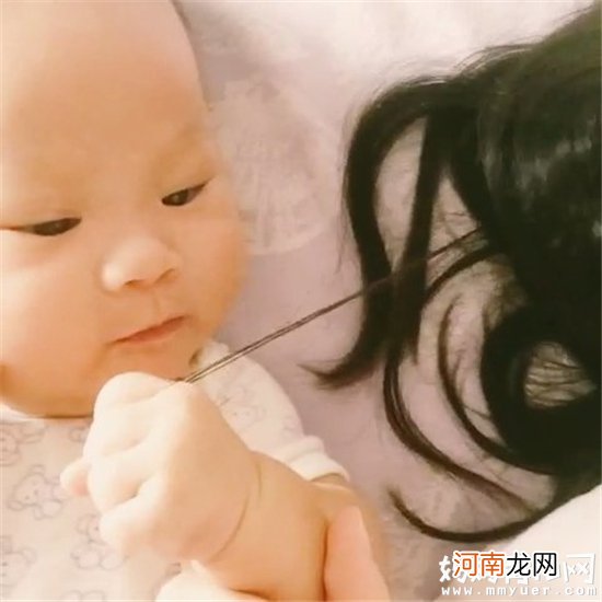 宝宝为何总是抓妈妈头发 推荐宝宝练抓握的小法宝