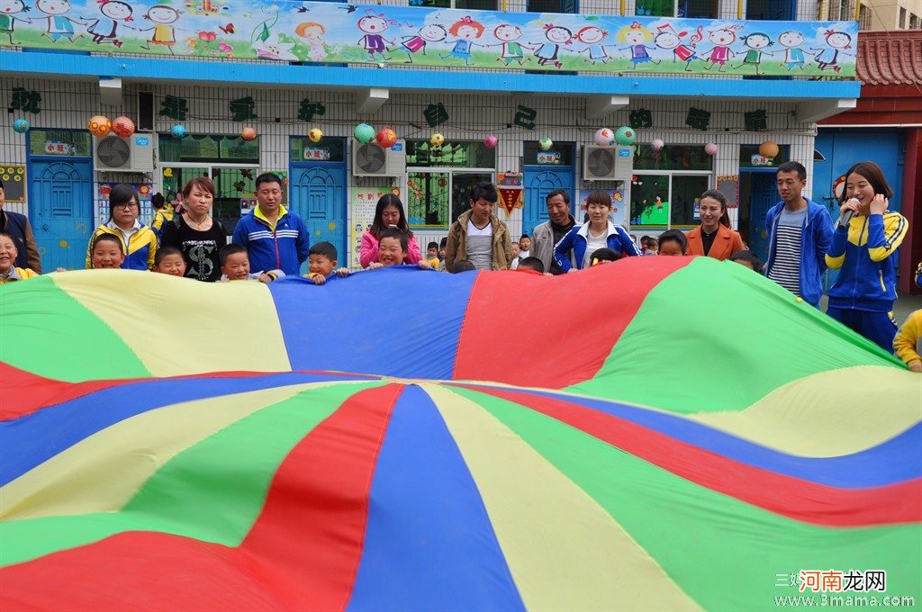 幼儿园彩虹伞亲子游戏