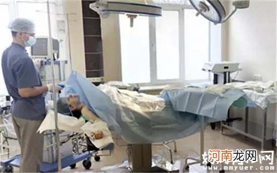 场面温馨又血腥 孕妈剖腹产生宝宝的全过程曝光