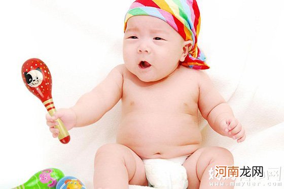 婴儿宝宝玩摇铃的好处不仅是识别方向 还有助于脑部发育