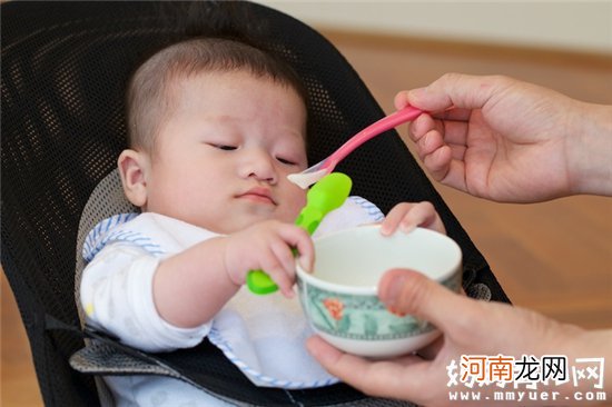 宝宝辅食该何时添加 给宝宝添加辅食这些方面要注意