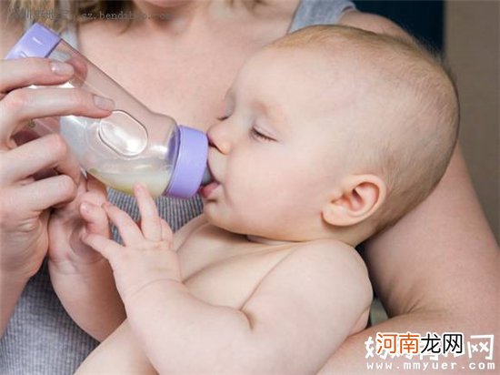 将药混进牛奶给宝宝喝行吗 这些错误的喝奶误区要避开