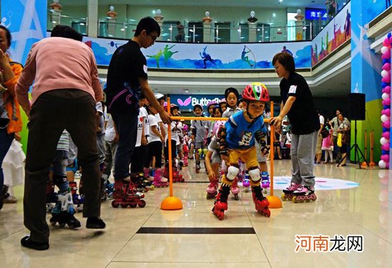 孩子几岁学轮滑最合适 轮滑可以矫正内八字吗