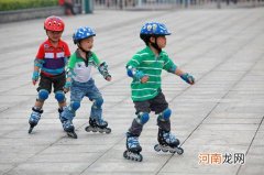 孩子几岁学轮滑最合适 轮滑可以矫正内八字吗