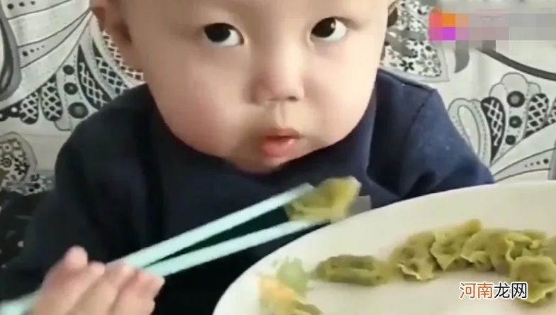 宝宝很小就会用筷子，眼神像极了“熊二”