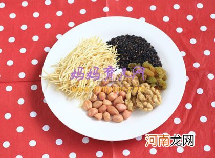 一岁宝宝补蛋白质食谱：果仁玉米粥