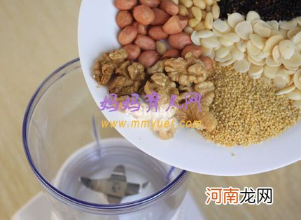 一岁宝宝补蛋白质食谱：果仁玉米粥