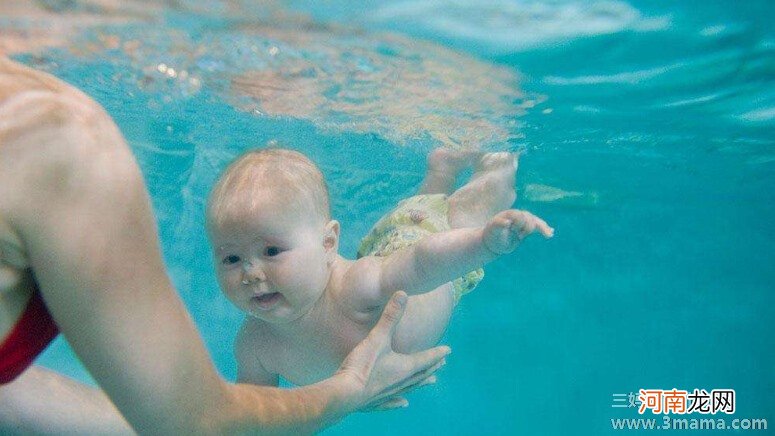 婴儿游泳的好处与弊端 婴儿游泳多久一次适合