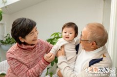 揭秘孩子交给老人带好不好 老人带孩子的6大问题不容忽视