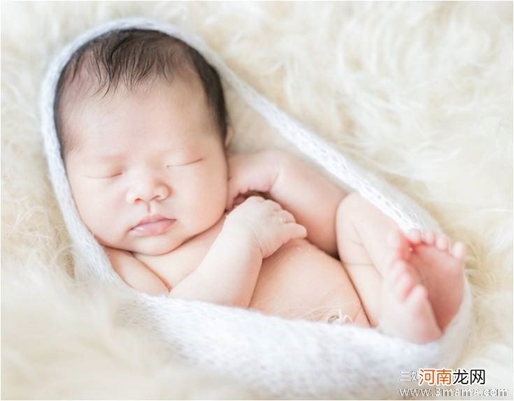 婴儿大小脸应睡哪一边睡脸大那边还是脸小那边？