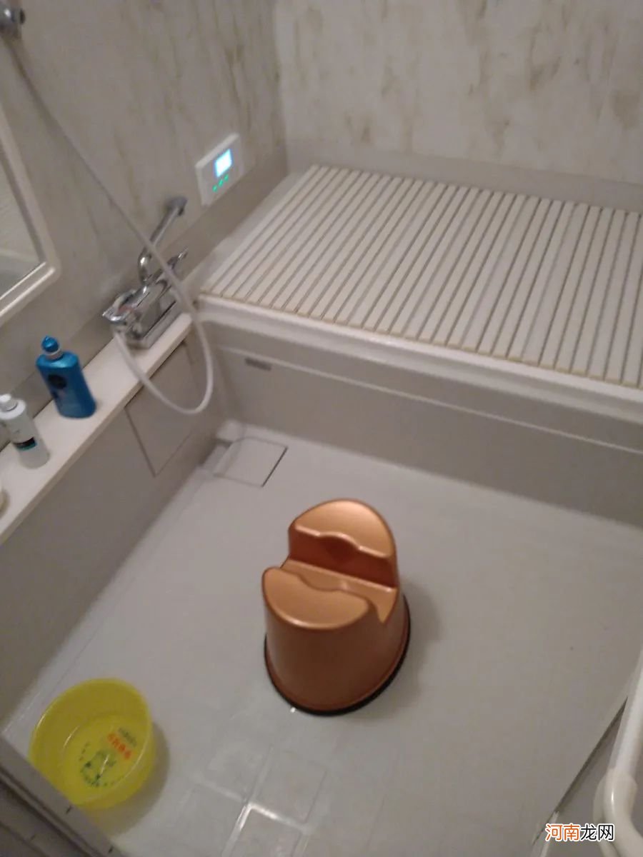 日本浴室凳子中间的凹槽，到底是用来干嘛的？