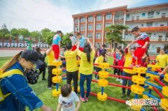 幼儿园托班体育活动《大熊过山洞》