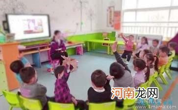 幼儿园托班健康活动《纸飞机，飞呀飞》