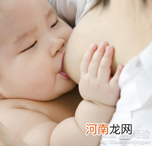 喂婴儿母乳的正确姿势