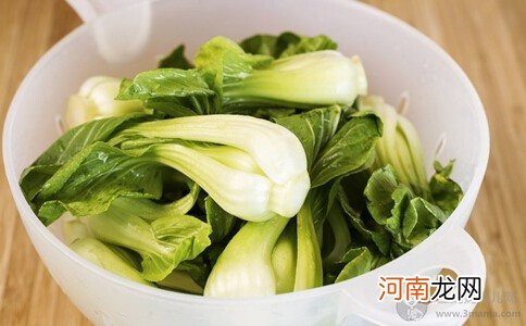 夏天喝水保健康 宝宝便秘多喝青菜水