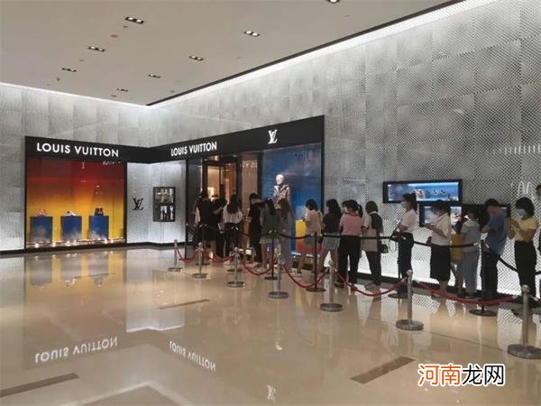 多地LV店大排长龙 疫情之下奢侈品竟火爆异常 果真“越涨越香”？