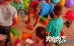 幼儿园托班美术活动《小鱼吐泡泡》