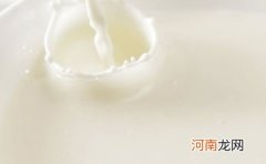 喂养宝宝 可以用鲜牛奶替代配方奶粉吗