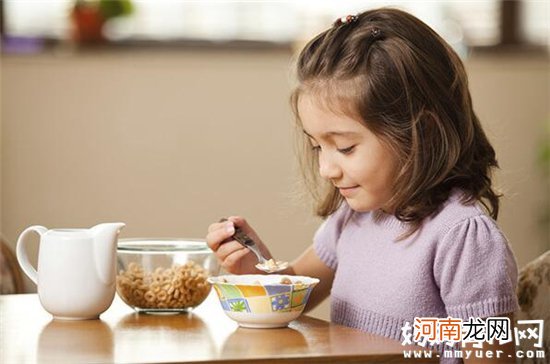 上 1岁以内幼儿竟不能吃牛初乳 幼儿饮食八大误区