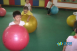 幼儿园小班游戏活动《我会拍皮球》