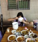 女汉子一个人吃一桌饭菜