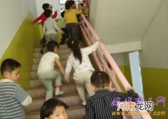 幼儿园小班安全教案：《上下楼梯》