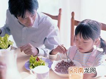 孩子吃饭慢怎么办？幼儿园吃饭慢孩子个案分析