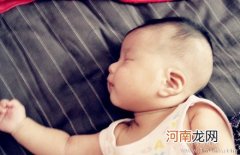 女宝宝头型睡扁要怎么睡圆？长时间的侧着睡好吗？
