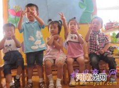 幼儿园小班手指游戏——黄老先生有块地