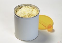 购买奶粉时怎样看奶粉的外包装？