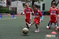 幼儿园足球亲子游戏