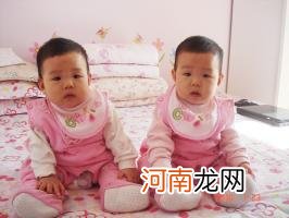 幸运妈妈生两对双胞胎四个娃同一天生日