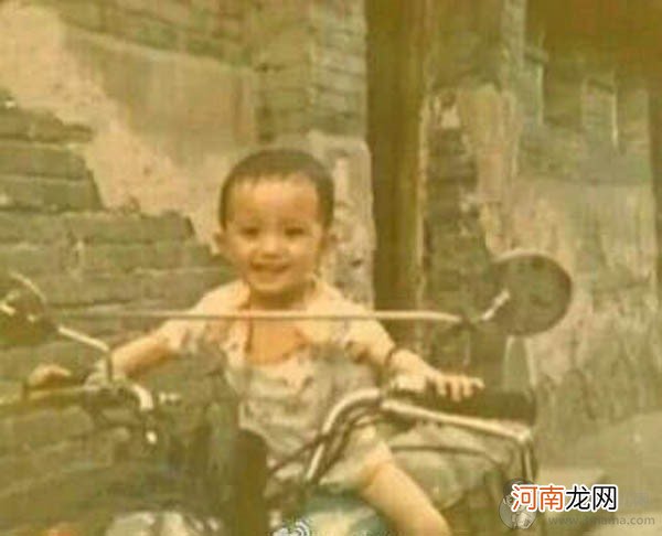 杨幂小时候的照片曝光 最小的一张照片你绝对想不到像谁