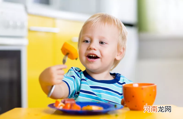 让孩子学会独立吃饭很重要！这几点做好，家长就不用追着喂饭了